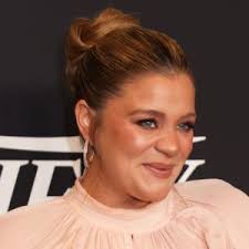 Lauren Alaina Gets Emotional About Feeling “Left Out” of ACM Awards