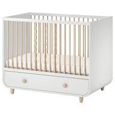Lit bébé à barrreaux 70 x 140 avec sommier réglables sur 3 hauteurs. Myllra Lit Bebe Avec Tiroir Blanc 70x140 Cm Ikea Suisse