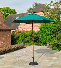Also known as a banana parasol, it suspends the parasol umbrella using a stand and base. 5 Best Garden Parasols Reviews Of 2021 In The Uk Bestadvisers Co Uk