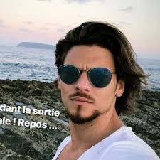 Mais qui se cache derrière le benjamin de la saison 5 ? Fan Rayane Bensetti Carolinemassing Twitter