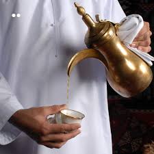 القهوة، تقديم القهوة العربية ليس مجرد تقليد للضيافة، بل هو إرث أصيل، ورمز  للكرم، وإظهار المودة للضيف. حيث تبدأ عملية تحضير القهوة على مرأى ومسمع من  الزوار، ثم تخميرها إلى الدرجة