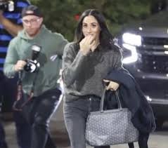 OMG! Im so surprised!!! I had no idea my hired photographers would be here!  🙄🤡 I can almost hear Jen from RHR saying Look at MEEEEEEEEE 🤣 :  rSaintMeghanMarkle