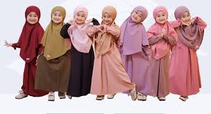 Gamis adalah model baju muslim yang mirip dengan jubah, dan memiliki potongan rok lebar. 2 Contoh Inspirasi Baju Gamis Anak Perempuan Syari Trendy