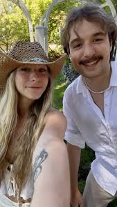 Hello! I'm looking for a roommate for the 2025-2026 school year. I  currently am in Glenwood Apartments, but wouldn't be opposed to moving to a  different complex if it was cheaper. I