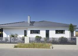 Fertighaus Bungalow Mit Garage Und Walmdach Weberhaus Hausbaudirekt Fassade Haus Bungalow Haus Bungalow