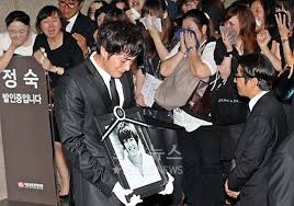 I love this movie and his songs. The Cast Of Winter Sonata After 19 Years The Casts Lead Have A Happy Ending Only Loving The Supporting Actor Commits Suicide Due To Depression