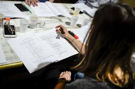 Antena 1 este un canal generalist care difuzeaza jurnale de stiri, emisiuni de divertisment, filme si seriale atat de pe pietele externe, cat si interne si transmisiuni sportive. DupÄƒ Fructul Oprit Antena 1 PregÄƒteÈ™te Un Nou Serial Regizat De Ruxandra Ion