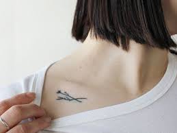 En Images 20 Idees De Tatouage Minimaliste Tatouage Fait Maison Tatouage Et Tatouage Clavicule