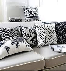 Couch Mit Kissen Dekorieren Gemusterte Dekokissen Kissen In Schwarz Weiss In 2020 Wohnzimmer Modern Gemutliches Wohnzimmer Kissen