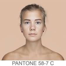 HUMANAE é um Projeto interessantíssimo da artista Angélica Dass de  catalogação das cores humanas em um Pantone de pessoas. Um trabalho  especial é revelador. Observem os indivíduos da tonalidade 58-7 C e