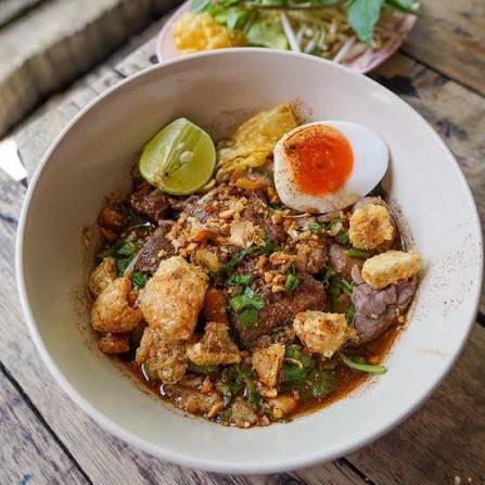ก๋วยเตี๋ยวเรือต้มยำดูดวิญญาน เรียกว่าเป็นงานซ้อนมิติ รสชาติซับซ้อนมาก  แบบมี2โลกในตัว เป็นทั้งก๋วยเตี๋ยวเรือ เป็นทั้งต้มยำในชามเดียว รสนัวร์  น้ำซุปแบบข้นคลั่กเบอร์สุด ใครชอบงานเข้มข้น คือตอบโจทย์ ปะทะกับการปรุงต้มยำ  ในวงการปืนลั่น เรียกว่า ยิงหมดปลอกอ่ะ ...