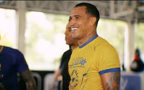 Charles do Bronx emociona treinador, que vai às lágrimas com presente de ex-campeão do UFC