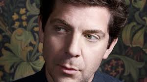 Er kan niet veel meer bij in het huis van Ramsey Nasr, maar voor een prille  liefde is nog nét plek