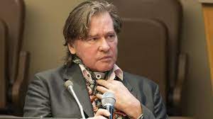 The top gun star produced val, a film set to premiere at the cannes film festival, before hitting theatres on july 23, 2021. Val Kilmer Kampft Mit Den Folgen Von Kehlkopfkrebs