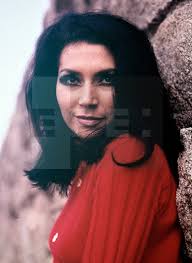 El médico de Rocío Jurado, Alejandro Domingo, rodeado de periodista,  abandona la residencia