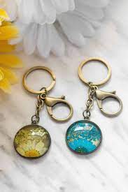 Real Pressed Flower Resin Keychain In 2020 Crystal Clear Resin Pressed Flowers Pressed Flower Art