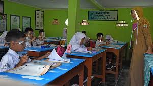 Contoh surat pernyataan orang tua atau wali siswa memberikan ijin untuk belajar di masa new normal sebagaimana surat edaran kesepakatan bersama 4 menteri bahwa sekolah atau madrasah dalam menyambut tahun pelajaran baru 2020/2021 dalam hal pembelajaran tatap muka (ptm). Sekolah Tatap Muka 2021 Disdik Depok Orang Tua Wajib Buat Surat Pernyataan Metro Tempo Co