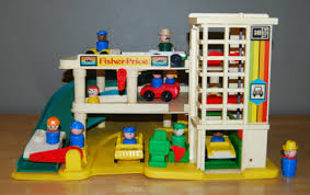Drie verdiepingen hoge, spiraalvormige helling, lift die het geluid van een bel laat horen als hij naar boven. Fisher Price Little People Parking Garage Cheap Online