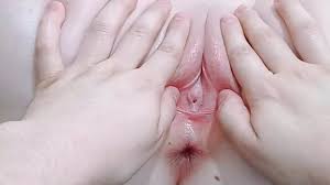 私の姪は私に彼女の赤くて小柄なオマンコを見せてくれました