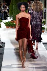 E ne sono più che contenta, perché è un tessuto ricco, tattile e molto seducente. Velluto Vestiti Giacche E Completi Dell Autunno Inverno 2019 2020 Vogue Italia