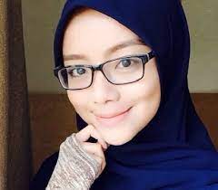 Anda yang sering bekerja di depan layar komputer sangat rentan terkena iritasi mata akibat cahaya layar komputer yang silau. Anda Pakai Cermin Mata Ini Dia Tip Untuk Menjaga Cermin Mata Anda