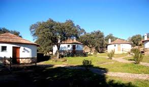 Nuestro alojamiento, casa rural la casina, es ideal para familias y grupos de amigos, porque dispone de cinco dormitorios, todos con su baño propio, dos cocinas totalmente equipadas, dos zonas de estar con chimenea y wifi en toda la casa. Las 15 Mejores Casas Rurales En Extremadura La Espiga Digital