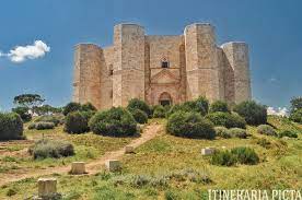 Il maniero è tra i più noti d'italia per la singolarità del suo impianto architettonico e dei inutile aggiungere commenti alla bellezza e grandiosa imponenza di questo castello, alla sua misticità, agli stili, ai misteri ad. Castel Del Monte Una Corona Di Pietra Itineraria Picta