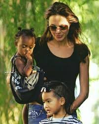 No hablan de ello en público pero sus voceros dieron cuenta de la buena nueva en diferentes medios norteamericanos. With Maddox And Zahara Angelina Jolie Pictures Angelina Jolie Brad Pitt
