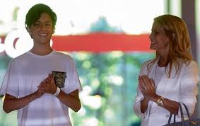 Cecilia carolina bolocco fonck (born may 19, 1965) is a chilean actress, tv host, and beauty queen who was crowned miss universo chile 1987 and miss universe 1987. Hijo De Cecilia Bolocco Reaparecio En Television Tras Meses De Hermetismo