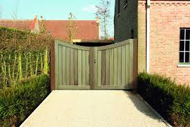 Portillon de jardin discret en bois avec mur en briques. Portails Et Portillons