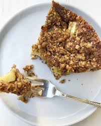 Einfacher, saftiger, veganer und glutenfreier kuchen, mit einem leckeren boden aus karamillisierten äpfeln. Obbuegwduxfd2m