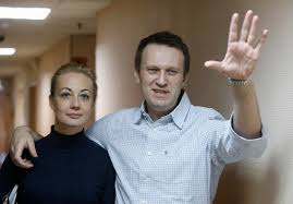Prominent russian opposition leader alexei navalny was taken into police custody after arriving in moscow. Rusky Opozicni Bloger Alexej Navalnyj S Manzelkou Aktualne Cz