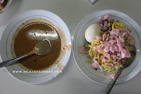 Cara membuat pecel berikut ini mudah banget gaes, kamu bisa coba sendiri di rumah. Sarapan Pagi Di Ketupat Pitalah Purus Iii Padang Gurih Kuahnya Awet Sampai Siang Jelajah Sumbar