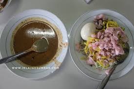 Seperti soto padang, lontong sayur padang biasanya dilengkapi dengan kerupuk merah. Pical Padang Belajar