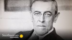 En 1918, Woodrow Wilson avait minimisé la pandémie de grippe. Peu après, il  tomba gravement malade.
