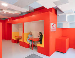 A identificação visual do instituto de emprego da madeira é constituída pelo conjunto símbolo/logótipo, correspondendo à imagem de marca do instituto e a uma mensagem que lhe está. Instituto Cervantes Bruselas Carlos Arroyo Architects Archello