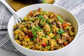 Рис с овощами и курицей в соевом соусе — невероятно быстрый рецепт -  СделаемВкусно.ру