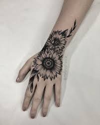 Tatuagem Feminina In 2020 Hand Tattoos For Women Sunflower Foot Tattoos Hand Tattoos