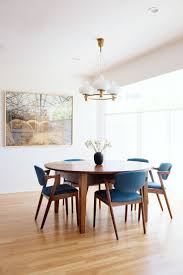 Mid Century Modern Dining Room Design Minimalist Style Featuring A Large Framed Photo Ar Minimalist Dining Room Decor Minimalist Dining Room Modern Dining Room
