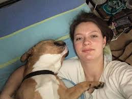 Erstellt am 13 aug 2020. Studie Belegt Frauen Schlafen Erholsamer Mit Hund Im Bett Tenetrio