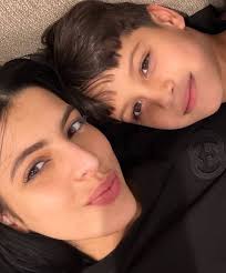 💙El amor que se hereda y se siente💙 Rachel Arderi volvió a tocar fibras  profundas al compartir una tierna imagen junto a su primogénito, Yan  Carlos. En esa postal cargada de dulzura,