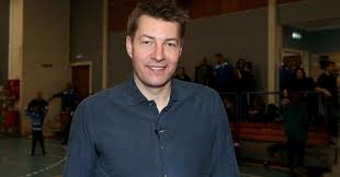 Redaksjonen har omtrentlig 80 medarbeidere, og har sitt hovedsete i bergen. Morten Ankerdal Tv Vaert Og Sportskommentator Kommer Og Fortaeller Vordingborg In