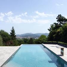 En La Montana Con Esta Maravillosa Piscina Infinity Y Mistery Blue Stone Un Proyecto De Piscinas Pressing Infinity Pool Pool Outdoor Spaces