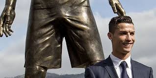 The new and improved statue. Cristiano Ronaldo Flughafen Statue