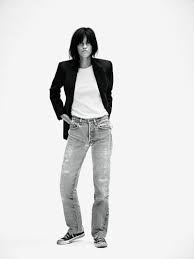 Suzanne lindon tourne son premier long métrage en 2020, seize printemps, dans lequel elle joue également le rôle central, face à arnaud valois. Suzanne Lindon Realisatrice En Herbe Et Egerie Celine Par Hedi Slimane Vogue Paris