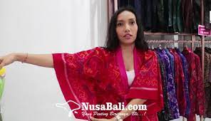 Direktur artistik dior menyatakan bahwa inspirasi christian dior untuk menggunakan kain endek bali karena ingin mengangkat nilai dari kebudayaan serta craftsmanship terutama oleh para penenun perempuan. Nusabali Com Tak Hanya Untuk Acara Formal Trend Busana Endek Kini Juga Bisa Kasual