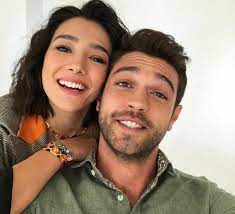 Întrebări și răspunsuri cu actorul furkan andıç, demir din din peste tot ești tu. Esti Peste Tot Un Nou Serial In Curand Pe Fox Turkish Mania