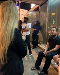 Beliau terkenal dengan penampilan berjanggut, berkopiah dan berkurta serta pendekatannya menyantuni masyarakat fakir miskin, golongan terpinggir, remaja, dan golongan lgbtq+. Muslim Youths Choose Clubbing Over Prayers