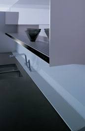 Tidak lupa lampu led warna kuning hangat membuat kitchen set ini tampil bercahaya. Kuhnya Siematic S1 Minimalizm Xxi Veka Forma