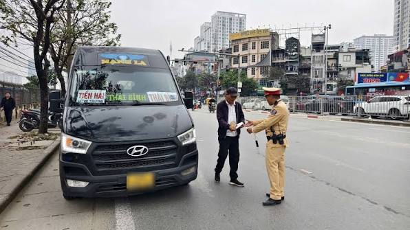Ô tô cá nhân chở khách từ 15-8: Mức phạt có thể lên tới 14 triệu đồng